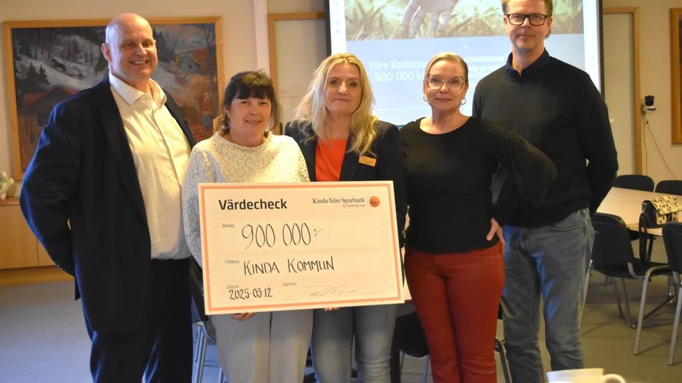 Kinda kommuns representanter Martina Borg, Susanne Andersson, Pia Ragnardotter och Mattias Flodström, utvecklingschef, tog emot checken på 900 000 av Kinda-Ydre Sparbanks vd Johan Widerström.  