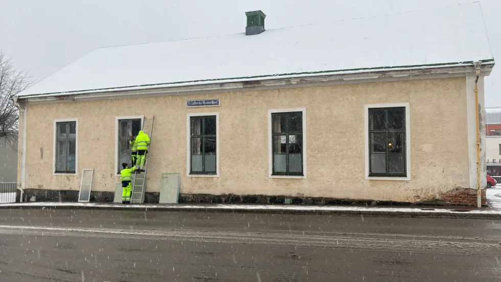 Fönsterna renoveras nu på Västerviks Evangeliska Lutherska Missionsförenings gamla kyrkobyggnad. 