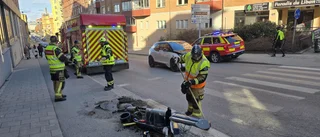 Personbil krockade med trafikljus i centrala Norrköping