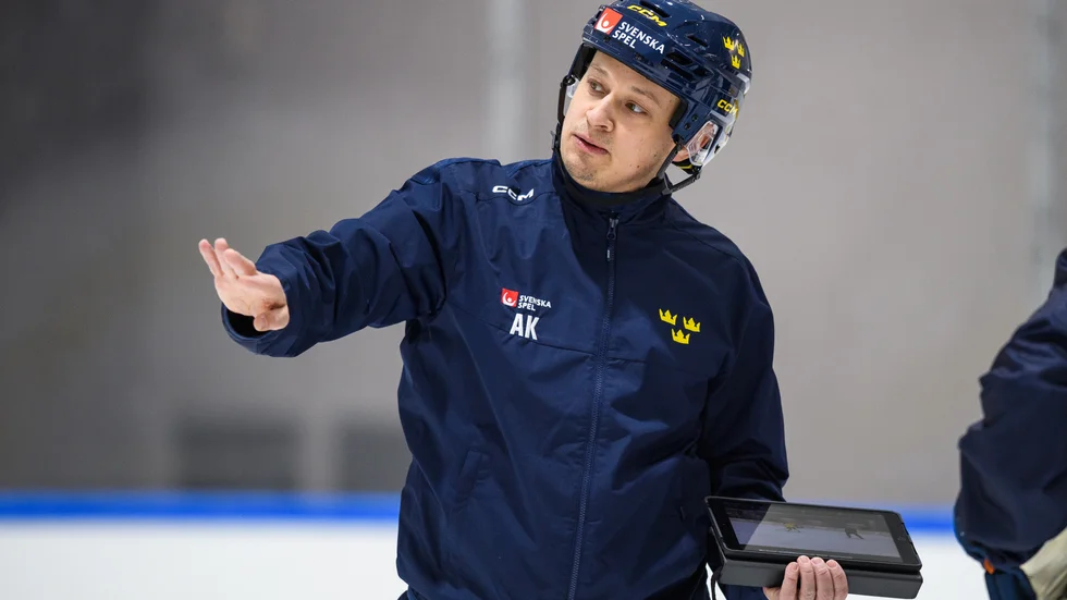 Skellefteå AIK:s tidigare J18-tränare Andreas Karlsson blir assisterande tränare i damkronorna när VM avgörs i april.