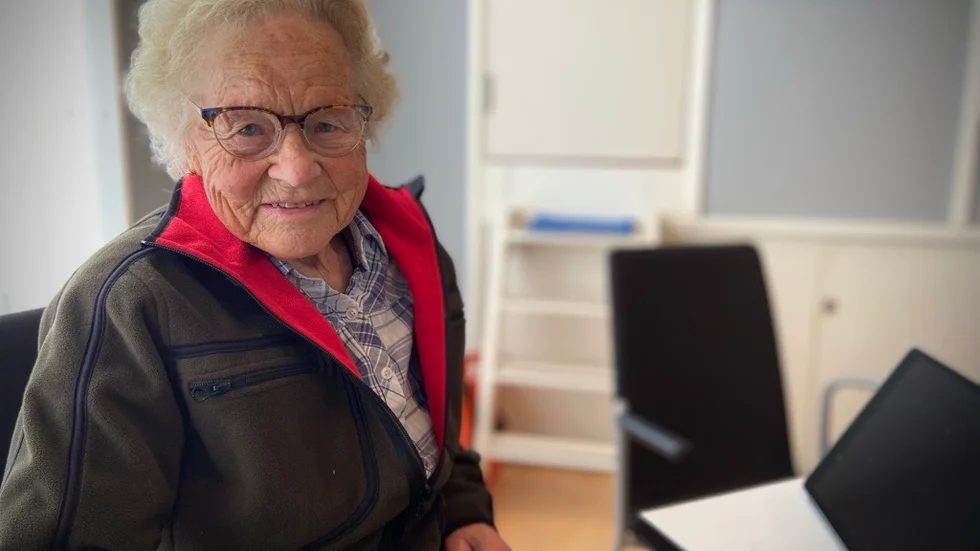 Ulla Lundgren tar beslutet att bli helt digital. Läst tidningen på nätet har hon gjort länge. 