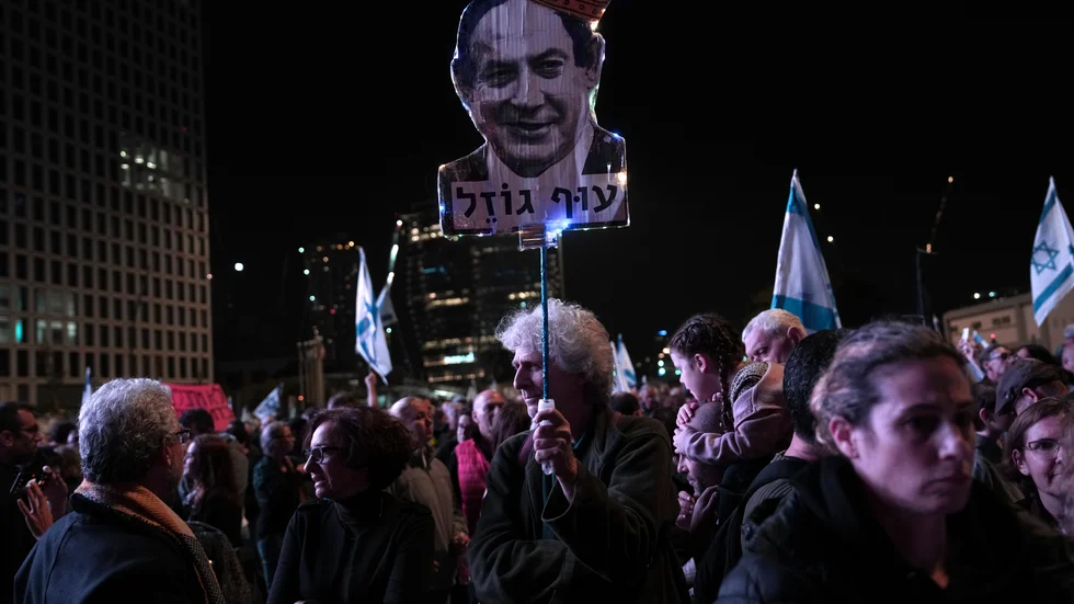 Stora protester i Tel Aviv i Israel på lördagskvällen mot den israeliske premiärministern Benjamin Netanyahu och hans nya ultrakonservativa regering.