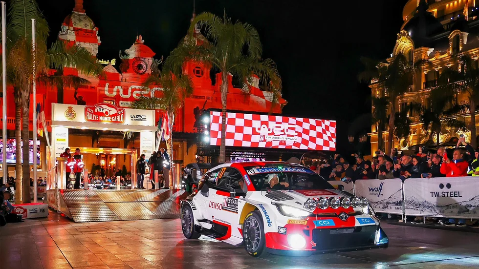 Sébastien Ogier, tillsammans med Vincent Landais, från Frankrike vann i Monte Carlo för nionde gången. Här rullar de ut i sin Toyota över startrampen i fotoblixtarnas sken.