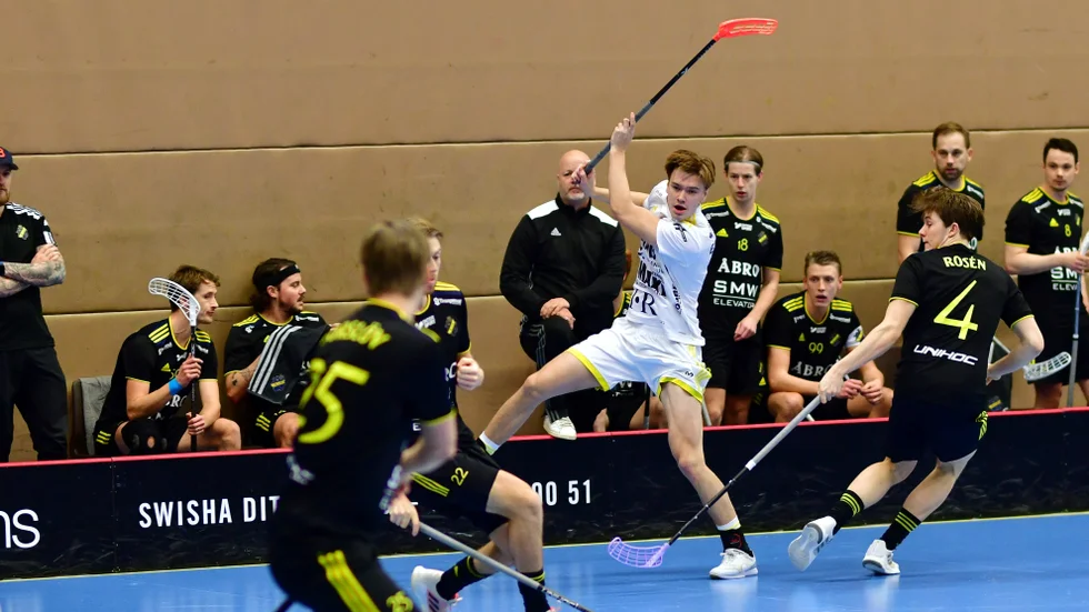 Hagundas Emil Eriksson laddar för skott i streckmatchen mot AIK.