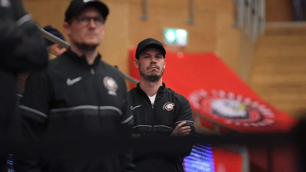 Oscar Lundin i bakgrunden har varit tränare i Storvreta i tre år. Det är osäkert om det blir fler.