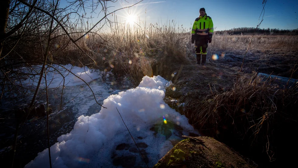 Nyköpings kommuns va-chef Madeleine Jansson vid utloppet där plastkulorna hittades.