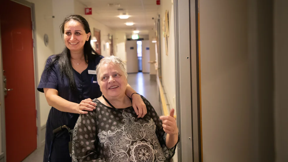 "Aveen är fantastisk. Jag trivs väldigt bra, säger Inger Johnsson som bott här i sju månader. De har mycket att göra, men de tar sig ändå alltid tid att lyssna, säger hon. Och så älskar jag maten." För att alla gamla ska få känna doften av matlagningen alternerar kocken Freddy Karlberg mellan fyra olika kök.