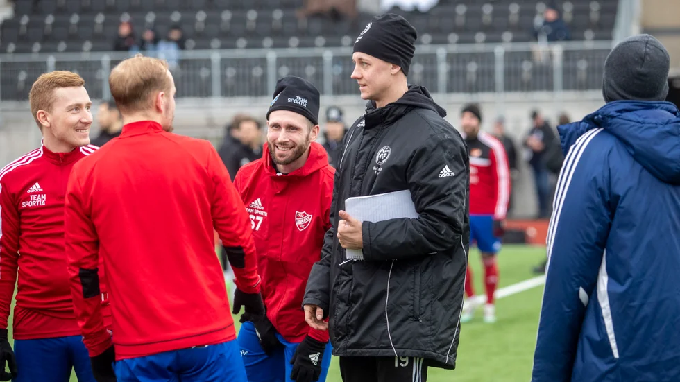David Lantz ledde Maif:s akademilag i sjumannacupen. Som synes har han fortfarande kul ihop med forna klubbkompisar i Boren.