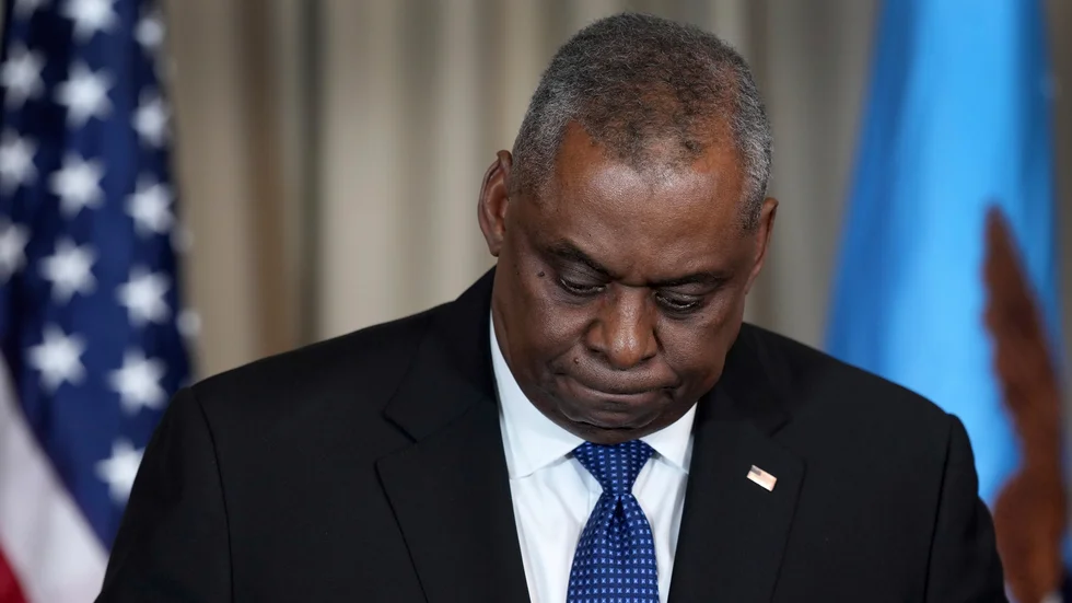 USA:s försvarsminister Lloyd Austin under fredagens presskonferens på militärbasen Ramstein i Tyskland.
