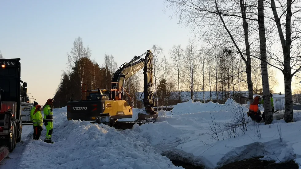 Vid lunchtid på tisdagen började man reparera vattenläckan.
