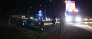 Personbil körde av vägen – två personer inblandade • Polisen: "Glashalt på flera platser i länet"