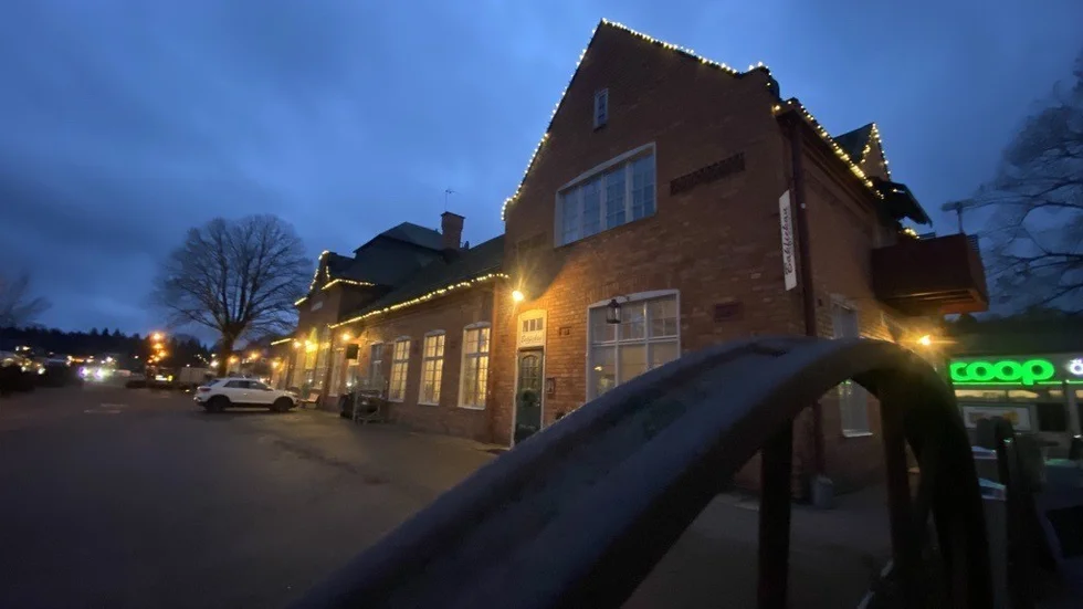En man bröt sig in i en trappuppgång och stal senare alkohol från en restaurang, innan han greps vid stationshuset.