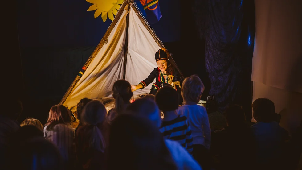 Elin Teilus berättarföreställning ”Biejvve bájttá” (Solen skiner)  spelas under Snöfestivalen i Kiruna och på Polarvinternatten i Gällivare.