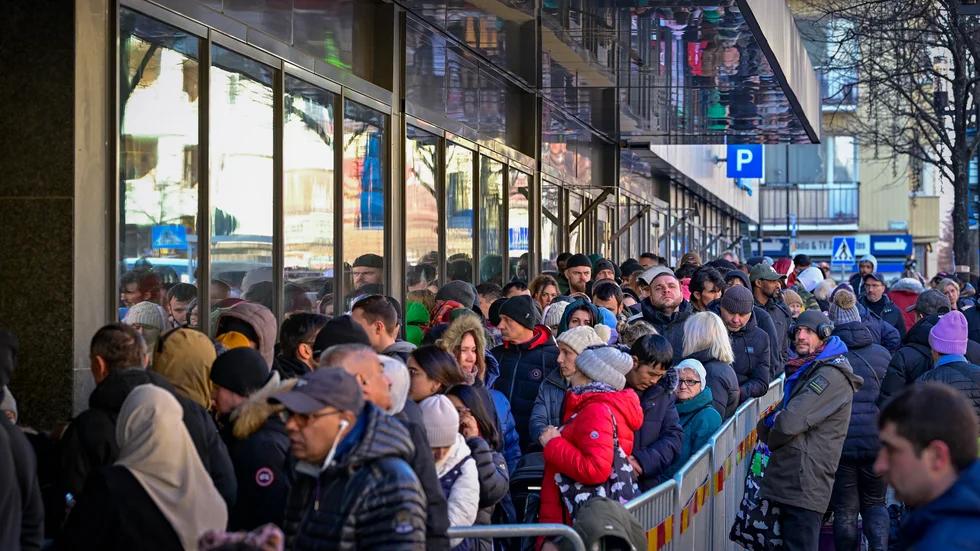 Efter årsskiftet kan ukrainska flyktingar behöva köa utanför Migrationsverket igen när massflyktsdirektivet förlängs. Arkivbild.