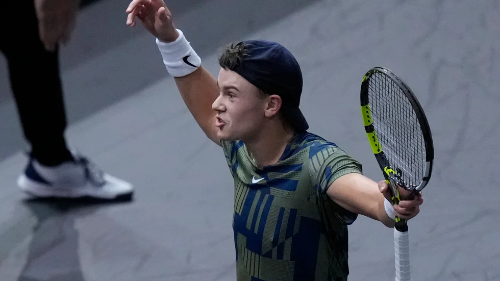 Holger Rune firar segern mot Novak Djokovic i Paris Masters.