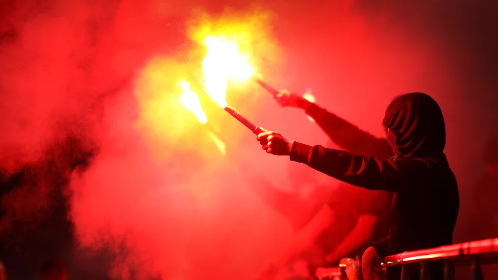 Bengaltändning på Curva Nordahl under en hemmamatch med IFK. 