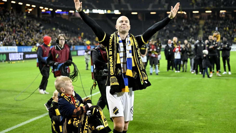 Per Karlsson hyllades av publiken efter att ha gjort sin sista match i AIK.