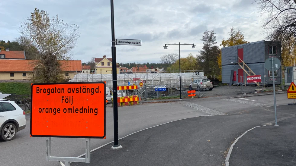 Järnvägsbron i Gamleby renoveras för fullt och under tiden har Västerviksvägen/Brogatan varit avstängd.