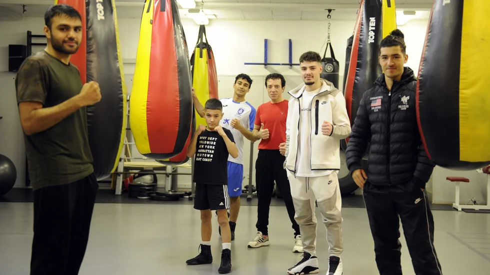 Nyköpings BS är redo för King of the ring. De fem boxarna är alla övertygade om att de ska ta guld. Från vänster Shafulla Hotak, Sajad Karimi, Kevin Barriantos, Daniel Arsouzi (tränare), Shaheed Arsouzi och Hamza Alsaleh.