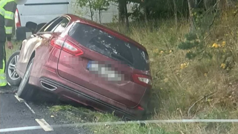Efter den första dikeskörningen fick mannen hjälp av flera personer att komma upp på vägen igen.
