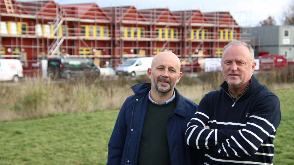 Andreas Aldén och Magnus Lidén vill gasa hellre än bromsa. På Skogsvallen i Linköping ska de bygga 14 enfamiljshus. I bakgrunden radhus som byggs av Astate.