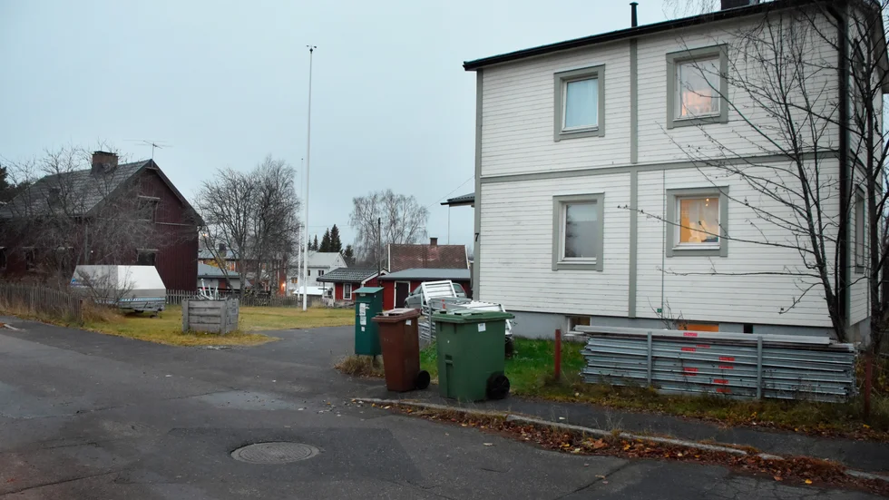 Här är de två tomterna som byggherrarna, Kalle Frindberg och Peter Backman, köpt för att bygga nytt på. Husen är uthyrda under tiden de planerar.