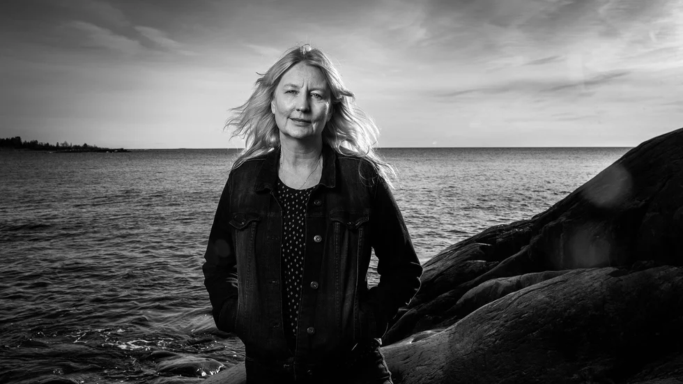 Karin Smirnoff föddes i Umeå men flyttade som liten till Stockholmsområdet där hon bodde i Södertälje, Tullinge, Huddinge och olika förorter innan hon i 20-årsåldern återvände till Västerbotten. Hon har sedan bott 10 år i Skåne och några år i Paris och bor i dag i Hertsånger och Stockholm.