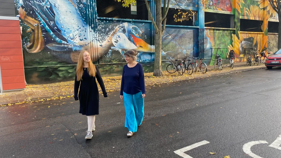 Viktoria Mellin och Åsa Österlöf har arbetat tillsammans sedan i somras. Nu slutar Åsa och Viktoria tar över.
