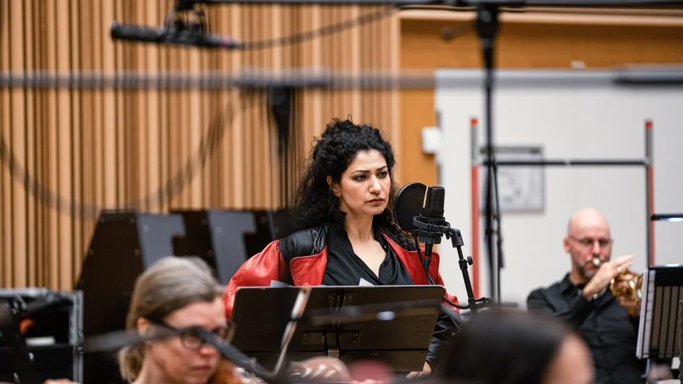 Sångaren Bahareh Razekh och Malmö operaorkester under ledning av Joakim Hallin under inspelningen av "Baraye". Pressbild.