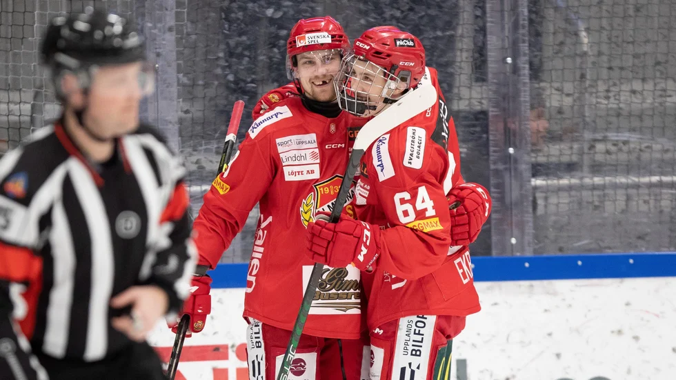 Hampus Harlestam kramar om a-lagsdebutanten Filip Ekberg efter ett av 15-åringens mål.