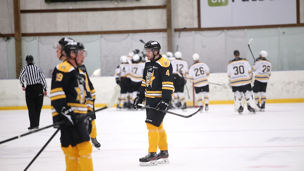 Albin Lönnström deppar efter att slutsignalen gått och det står klart att Maif förlorar sin andra match i årets kvalserie till division två.
