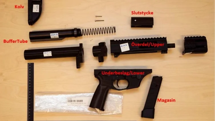 Delar till ett 3D-vapen som hittades hemma hos en man i 25-årsåldern i Falköpings kommun 2021. Bild från polisens förundersökning.