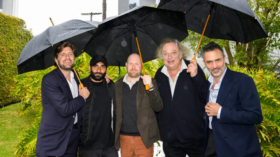 Regissören Ruben Östlund med gänget från "Triangle of sadness", skådespelarna Arvin Kananian, Henrik Dorsin och Zlatko Buric, tillsammans med producenten Erik Hemmendorff.