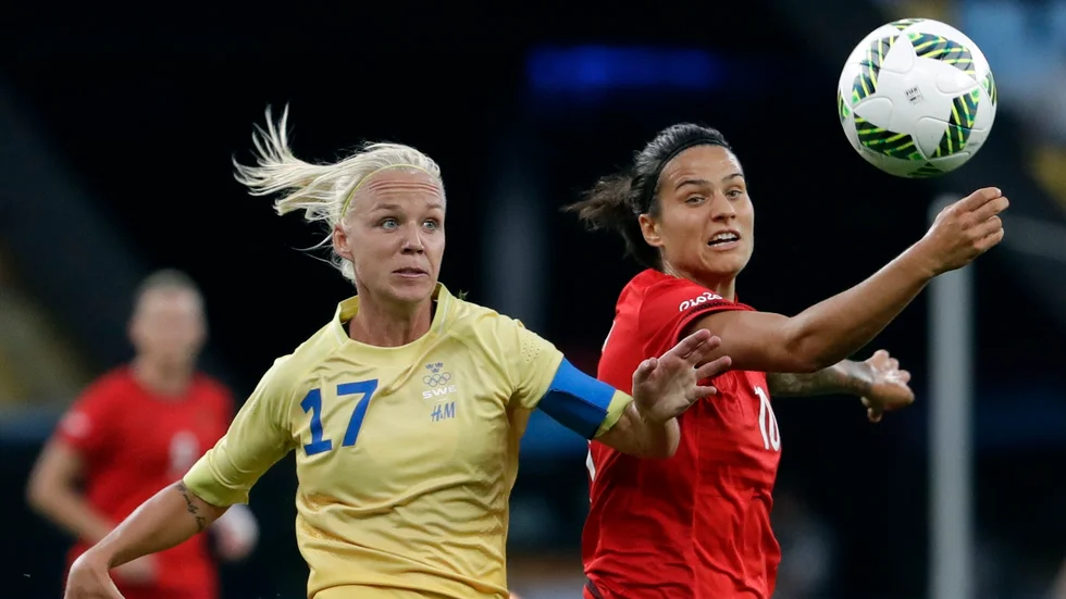 Caroline Seger och Dzsenifer Marozsán under OS-finalen mellan Sverige och Tyskland 2016. Arkivbild.