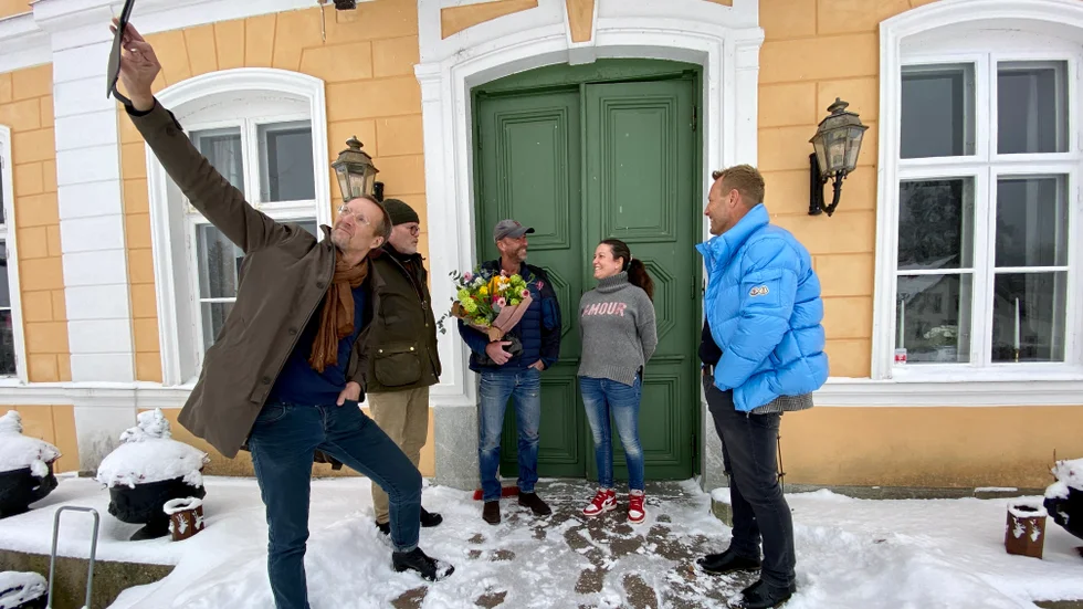 Samhällsbyggnads- och näringslivschefen Magnus Runesson passade på att föreviga ögonblicket, när Charles Asker hyllades som Årets företagare.