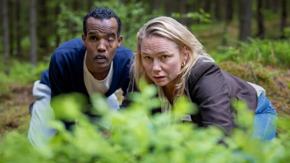 Huvdrollerna spelas av Nasir Dhagole och Malin Levanon. De första två asvnitten av "Detektiven från Beledweyne" har precis släppts på SVT Play och visas i SVT 1 på måndag kl 21. 