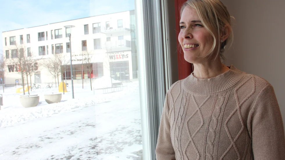 "Jag varnade Garick för att jag nästan alltid tänker på jobbet, men han tog det bra. Vi trivs här i Knivsta. Det är väldigt socialt och så pass litet att det är lättare att fixa saker ihop, värna om grannar med mera. Det är väldigt fint att det fortfarande är så i Knivsta", säger Ann Martini Topalian.