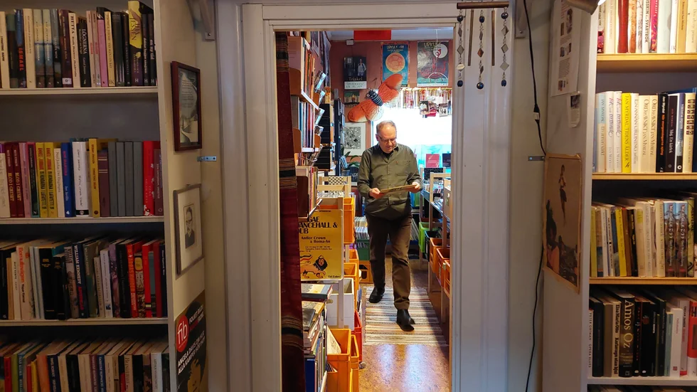 I bok- och skivbutiken hos Jan Danielsson finns tiotusentals böcker och LP-skivor. I källaren väntar ännu mer på att lyftas fram i hyllorna.
