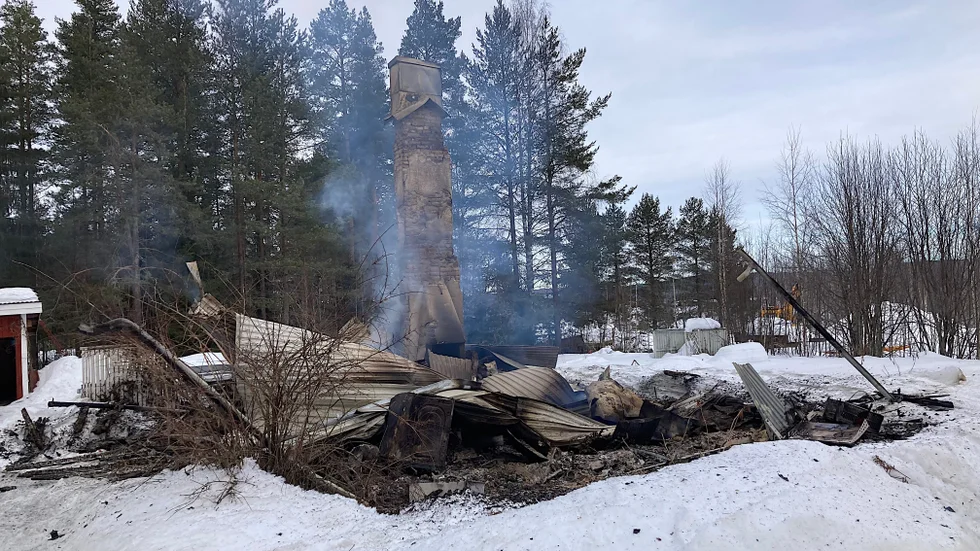 Ett förkolnat hus.På måndagen fanns ägarna Tobias och Sandra Blomqvist påplats för att plocka ihop de få saker som räddats efter branden. " Det går inte att beskriva känslan av att se sitt fina hus uppbrunnet", säger Tobias Blomqvist.