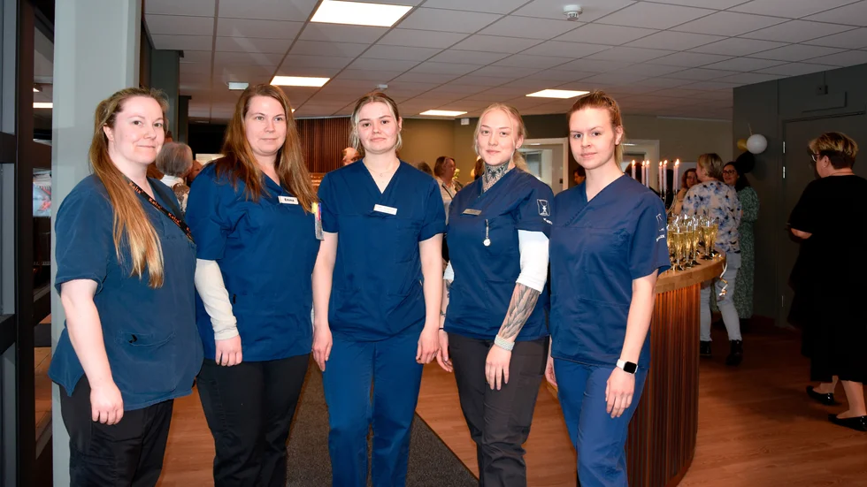 Rebecca Kilpeläinen, Emma Brännström, Ellen Johansson, Matilda Huhtakangas och Emma Lind, alla i hemtjänsten i Kalix, trivs i Omsorgens hus.