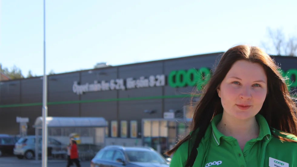 Trots skenande matpriser och missnöje bland kunder så ser den nya butikschefen Hanna Dahlström ljust på framtiden.