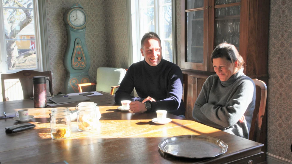 Elin Åderman och Michael Frederiksen flyttade egentligen till Gotland och Klintehamn för att jobba på Warfsholm. En kort tid senare hade driftbolaget gått i konkurs och paret fick erbjudandet att ta över driften. "Vi trivs här och planerar att bli kvar", säger de tre år senare.  
