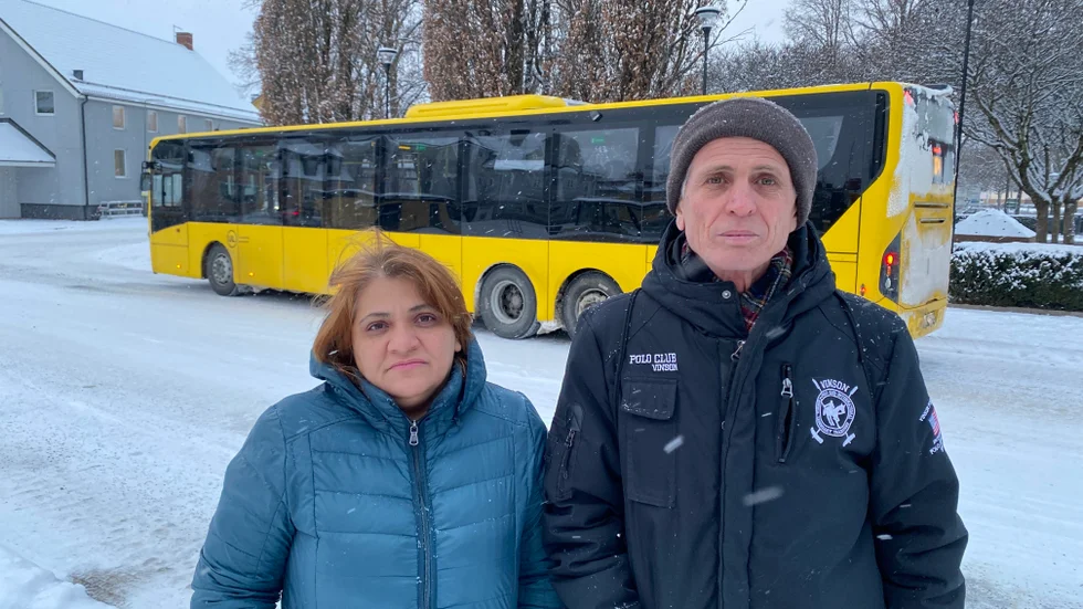 De ukrainska flyktingar Mahbuba Huseynova och Tarlan Ahalev tvingas nu betala sammanlagt 3000 kronor i tilläggsavgift. De vidhåller att de hade sina pass med sig på bussen men UL:s biljettkontroll påstår motsatsen.