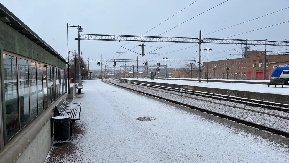 En visionsbild som visar spår, elstolpar, stängsel, bullerskydd med mera hade varit betydligt ärligare, skriver "Lomtjärnsförespråkare" som inte är nöjd med kommunens svar angående valet av visionsbild för Norrbotniabanan och Södra hamn. (Bild från resecentrum i Västerås)