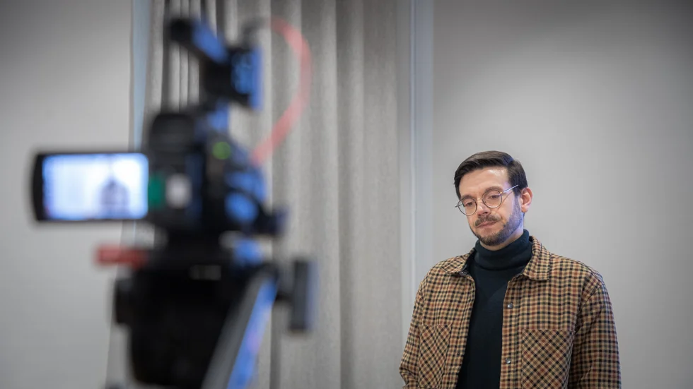 Pressträff om skolnedläggningarna med Elias Aguirre (S).