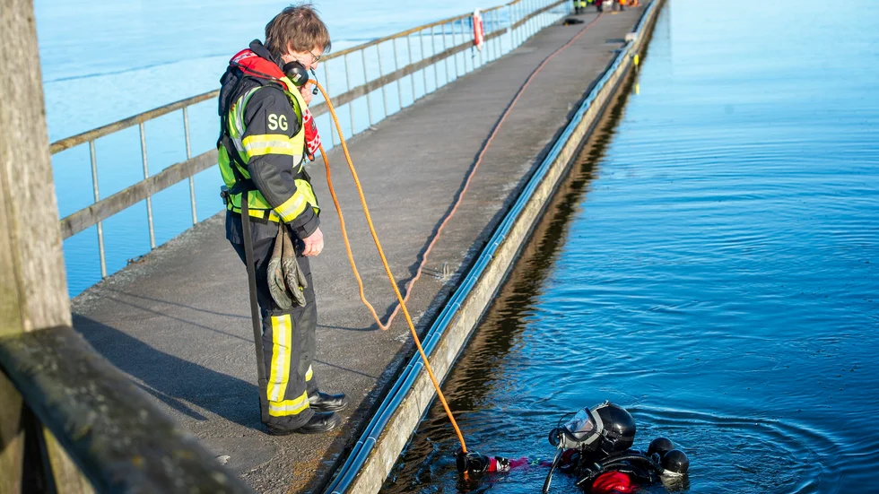 Dykare söker längs med bryggan vid kanotstadion.