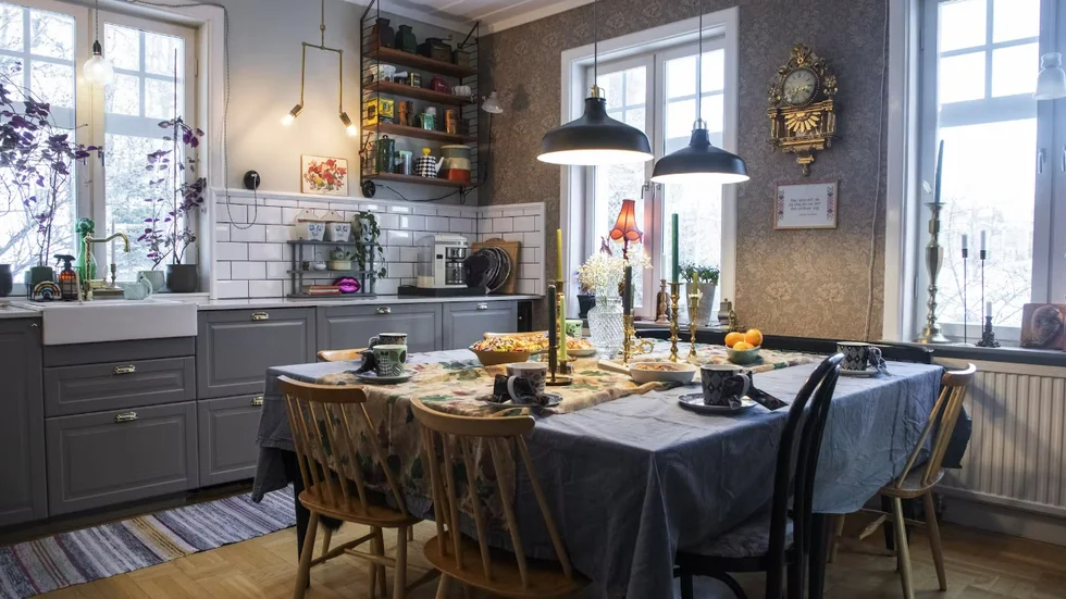 Köksinredningen har Frida och Johan bytt till Ikeastommar och luckor. Taket är målat och tapetserat med William Morris Chrysantemum. Bänkskivan är i silestone från Inredningssten i Holmsund.