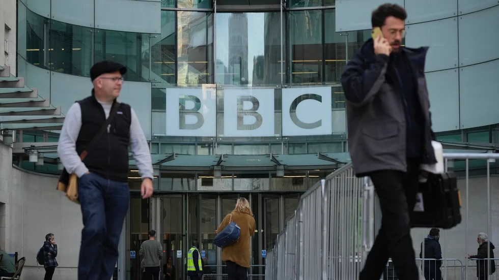Både BBC och den brittiska regeringen har förbjudit sina anställda att använda Tiktok av säkerhetskäl. Arkivbild.