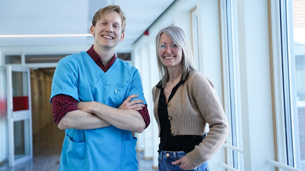 Maria Johansen och Natanael Berntsson vill uppmuntra fler till att prova på att arbeta inom vården.