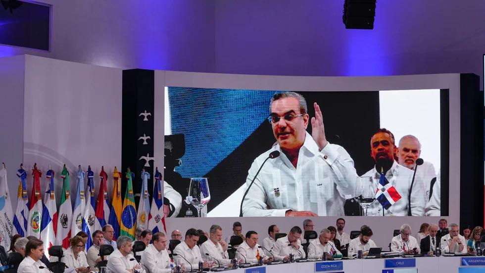 Dominikanska republikens president Luis Abinader, talar under mötet i huvudstaden Santo Domingo.